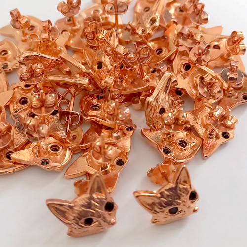 BRINCO NO BRUTO (RAPOSINHA) PRONTO PARA O BANHO(CRIS)(CX154) - COM BASE DE PINO COM DUAS PEDRA DE ZIRCÔNIA CRISTAL DE 2MM TAMANHO DO BRINCO 10MM - PESO TOTAL 2GR (peso do par) - BRU24353