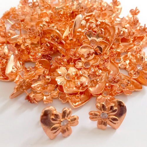 BRINCO NO BRUTO FLOR PRONTO PARA O BANHO(CRIS)(CX154) - COM BASE DE PINO COM UMA PEDRA DE ZIRCÔNIA CRISTAL DE 4MM TAMANHO DO BRINCO 10MM - PESO TOTAL 2GR (peso do par) - BRU24356