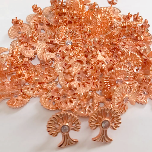 BRINCO NO BRUTO FLOR PRONTO PARA O BANHO(CRIS)(CX154) - COM BASE DE PINO COM UMA PEDRA DE ZIRCÔNIA CRISTAL DE 4MM TAMANHO DO BRINCO 10MM - PESO TOTAL 2GR (peso do par) - BRU24357