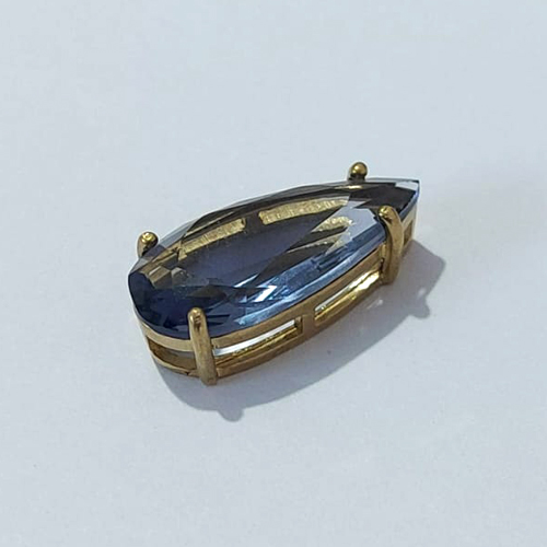 PINGENTE NO BRUTO PRONTA PARA O BANHO - PINGENTE COM BASE EM ALTA FUSÃO E ZIRCÔNIA LILÁS 10X22MM - PESO TOTAL 2,6GR - BRU24523