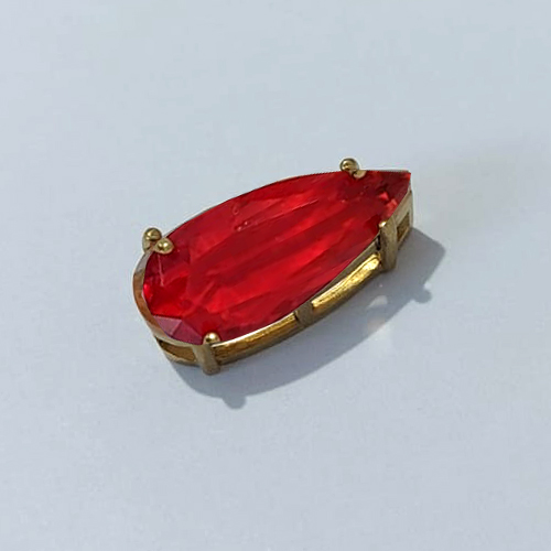 PINGENTE NO BRUTO PRONTA PARA O BANHO - PINGENTE COM BASE EM ALTA FUSÃO E ZIRCÔNIA VERMELHA 10X22MM - PESO TOTAL 2,6GR - BRU24525