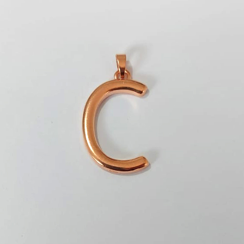 PINGENTE NO BRUTO PRONTO PARA O BANHO - (CRIS) . (CX.155) PINGENTE LETRA " C " 25MM - PESO 2GR - BRU24528