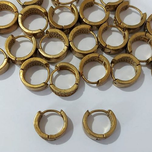 BRINCO NO BRUTO PRONTO PARA O BANHO - BRINCO ARGOLINHA DE PRESSÃO CRAVEJADO EM MICROS ZIRCÔNIAS - TAMANHO 6X14MM - COMPOSIÇÃO: LATÃO / ZIRCÔNIA - PESO 4GR - BRU24542