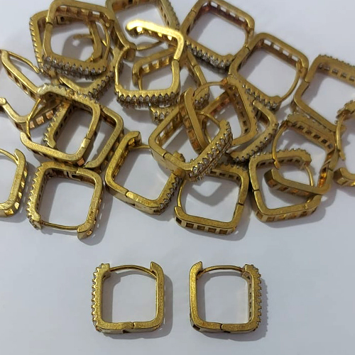 BRINCO NO BRUTO PRONTO PARA O BANHO - BRINCO ARGOLINHA DE PRESSÃO CRAVEJADO EM MICROS ZIRCÔNIAS - TAMANHO 5X15MM - COMPOSIÇÃO: LATÃO / ZIRCÔNIA - PESO 3,4GR - BRU24543