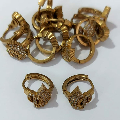 BRINCO NO BRUTO PRONTO PARA O BANHO - BRINCO DE PINO CISNE CRAVEJADO EM MICROS ZIRCÔNIAS - TAMANHO 15MM - COMPOSIÇÃO: LATÃO / ZIRCÔNIA - PESO 2,8GR - BRU24545