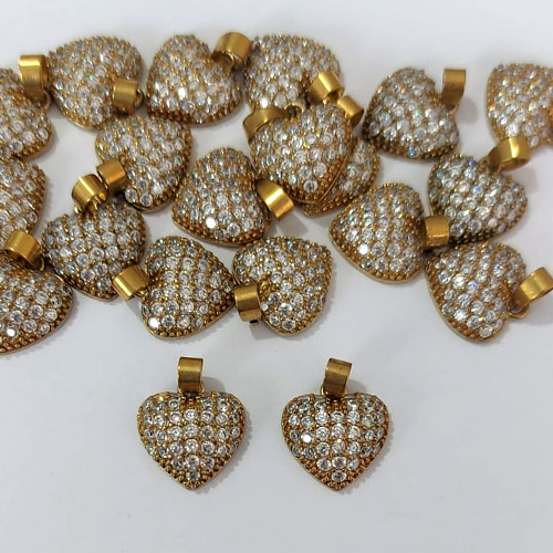 PINGENTE NO BRUTO PRONTO PARA O BANHO - (CX.16) PINGENTE CORAÇÃO CRAVEJADO EM MICROS ZIRCÔNIAS - TAMANHO 11MM - COMPOSIÇÃO: LATÃO / ZIRCÔNIA - PESO 1,2GR - BRU24546