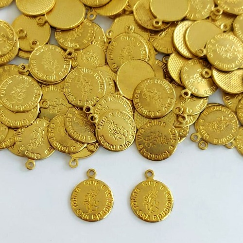 ACESSÓRIO NO BRUTO PRONTO PARA O BANHO - (3735) (CX.72) PINGENTE REDONDO QUE A FELICIDADE VIRE ROTINA 12MM COM UMA ARGOLINHA - COMPOSIÇÃO: 100% LATÃO - PESO TOTAL 0,7GR - BRU24412