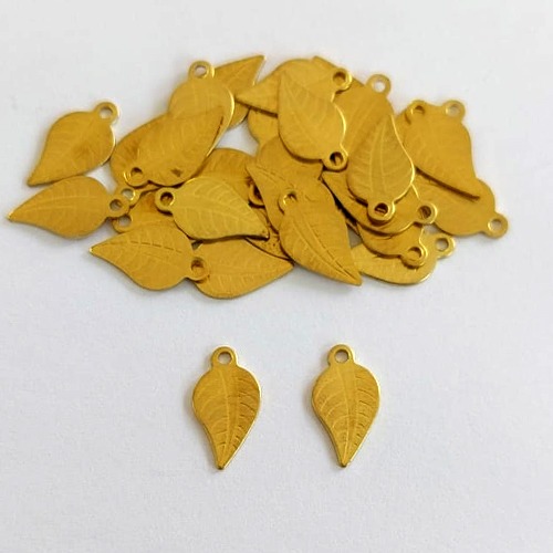 ACESSÓRIO NO BRUTO PRONTO PARA O BANHO - (CX.72) (997) PINGENTE FOLHA ESTAMPADA 11X5MM COM UMA ARGOLINHA - COMPOSIÇÃO: 100% LATÃO - PESO TOTAL 0,2GR - BRU24424