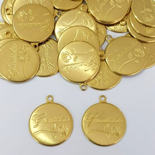 ACESSÓRIO NO BRUTO PRONTO PARA O BANHO - (924) (CX.72) PINGENTE REDONDO GRATIDÃO 25MM COM UMA ARGOLINHA - COMPOSIÇÃO: 100% LATÃO - PESO TOTAL 3,7GR - BRU24425