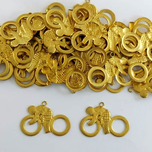 ACESSÓRIO NO BRUTO PRONTO PARA O BANHO - (V2709) (CX.72) PINGENTE MENINO BICICLETA MM COM UMA ARGOLINHA - COMPOSIÇÃO: 100% LATÃO - PESO TOTAL 1,0GR - BRU24429