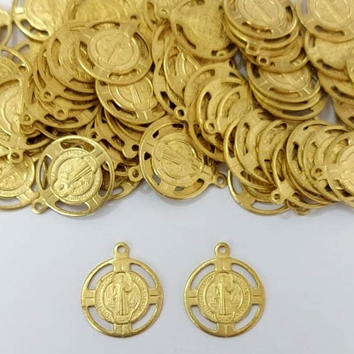 ACESSÓRIO NO BRUTO PRONTO PARA O BANHO - (E3458) (CX.72) PINGENTE SÃO BENTO 15MM COM UMA ARGOLINHA - COMPOSIÇÃO: 100% LATÃO - PESO TOTAL 0,7GR - BRU24431