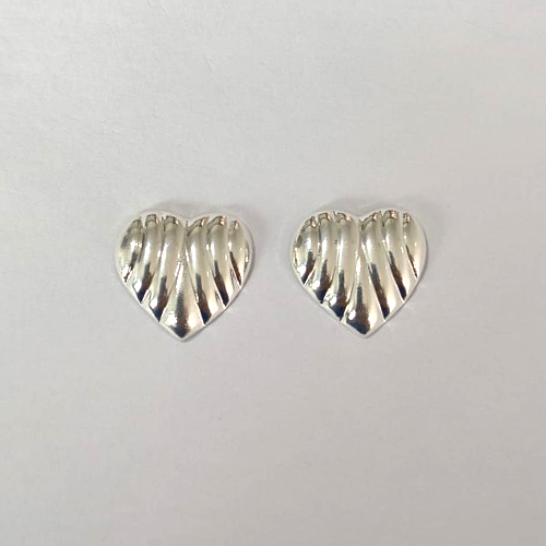 BRINCO FOLHEADO A PRATA COM 50 MILÉSIMOS + VERNIZ DIAMOND - BRINCO DE DE PINO CORAÇÃO 16MM PRA852