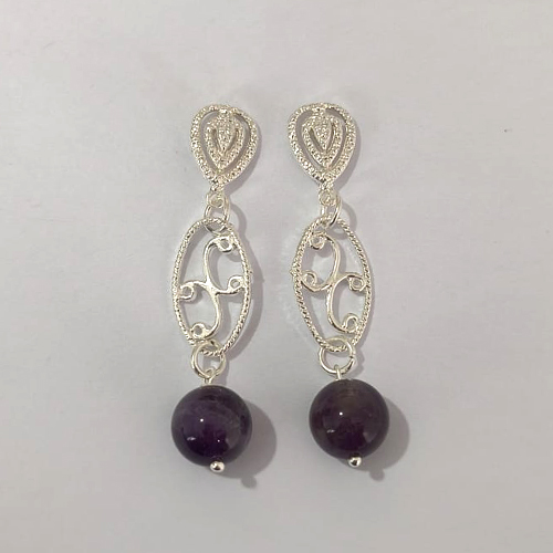 BRINCO FOLHEADO A PRATA COM 50 MILÉSIMOS + VERNIZ DIAMOND - BRINCO DE DE PINO BASE GOTA TRABALHADA E VAZADA COM PEDRAS NATURAIS 12MM PRA854