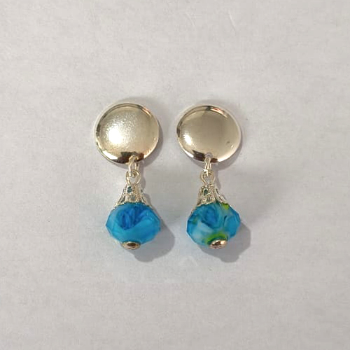 BRINCO FOLHEADO A PRATA COM 50 MILÉSIMOS + VERNIZ DIAMOND - BRINCO DE DE PINO BASE REDONDA COM BOLA EM ACRÍLICO 8MM PRA857