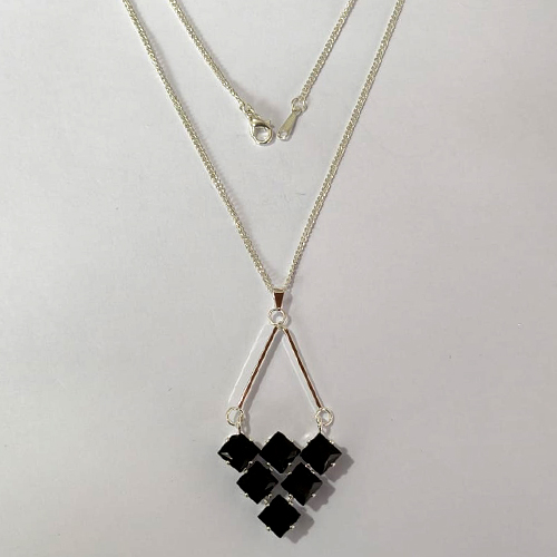 GARGANTILHA FOLHEADA A PRATA COM 50 MILÉSIMOS + VERNIZ DIAMOND - GARGANTILHA CORRENTE 45CM E PINGENTE EM PEDRAS GEOMÉTRICAS PRETAS 50MM - PRA862