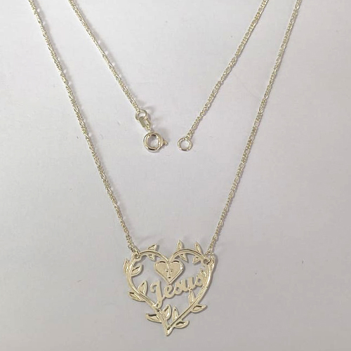 GARGANTILHA FOLHEADA A PRATA COM 50 MILÉSIMOS + VERNIZ DIAMOND - GARGANTILHA CORRENTE 45CM E PINGENTE CORAÇÃO VAZADO PALAVRA JESUS 27MM - PRA865