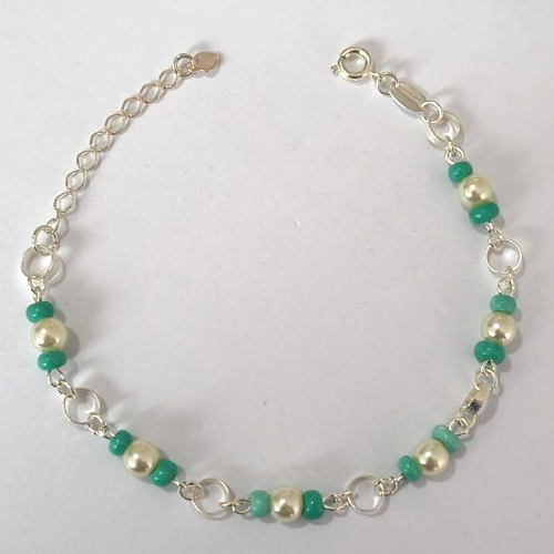 PULSEIRA FOLHEADA A PRATA COM 50 MILÉSIMOS + VERNIZ DIAMOND - PULSEIRA COM PÉROLAS E MIÇANGAS - TAMANHO 18CM + EXTENSOR - PRA867