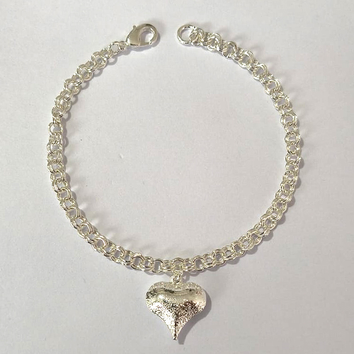 PULSEIRA FOLHEADA A PRATA COM 50 MILÉSIMOS + VERNIZ DIAMOND - PULSEIRA COM CORAÇÃO DUPLO 15MM - TAMANHO 18CM - PRA868