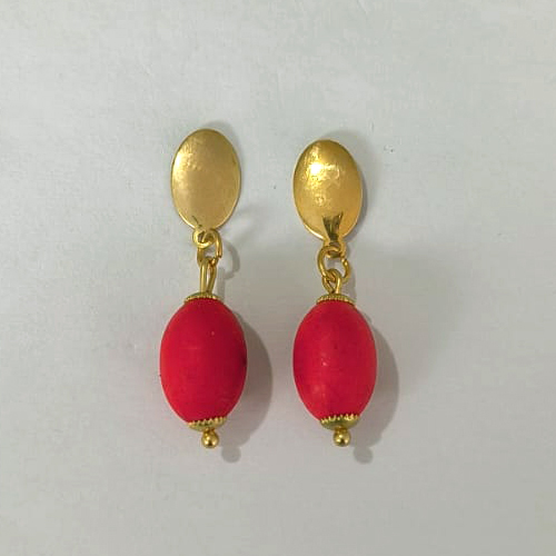 BRINCO FOLHEADO A OURO - BANHADO COM 5 MILÉSIMOS + VERNIZ DIAMOND - BRINCO BASE OVAL E PEDRA NATURAL VERMELHA 16MM - OURO1201