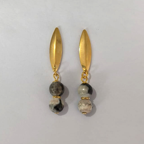 BRINCO FOLHEADO A OURO - BANHADO COM 5 MILÉSIMOS + VERNIZ DIAMOND - BRINCO BASE COMPRIDA E PEDRAS NATURAIS 8MM - OURO1202