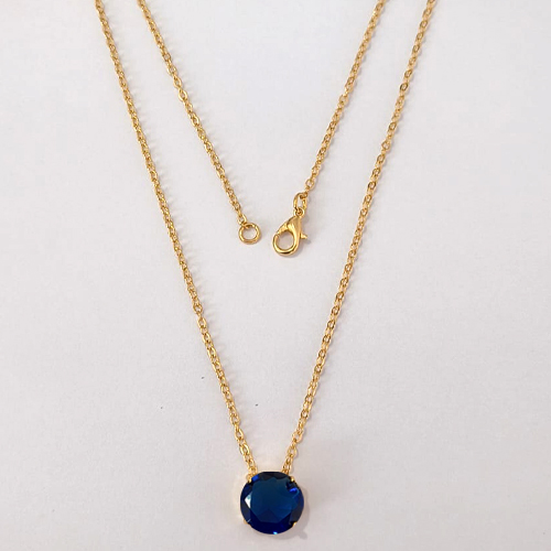 GARGANTILHA FOLHEADA A OURO - BANHADO COM 5 MILÉSIMOS + VERNIZ DIAMOND - CORRENTE CADEADO 45CM E PINGENTE EM ZIRCÔNIA REDONDA AZUL ESCURO 10MM - OURO1244