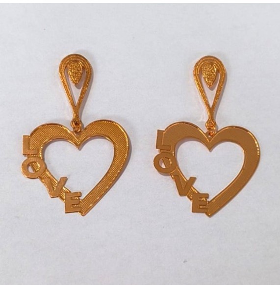 BRINCO NO BRUTO PRONTO PARA O BANHO(CX157) BRINCO DE PINO COM BASE TRABALHADA COM CORAÇÃO ESCRITO LOVE ( PESO 3.5GR (BRU24605