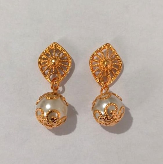 BRINCO NO BRUTO PRONTO PARA O BANHO(CX157) BRINCO DE PINO COM BASE TRABALHADA COM PEROLA CASTROADA DE 10MM ( PESO 3.5GR (BRU24606