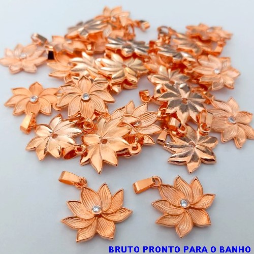 PINGENTE NO BRUTO PRONTO PARA O BANHO - (CX.158) (CRIS) (CRISS) PINGENTE FLOR COM ZIRCÔNIA CRISTAL 14X15MM - PESO TOTAL: 1.2GR - BRU24624