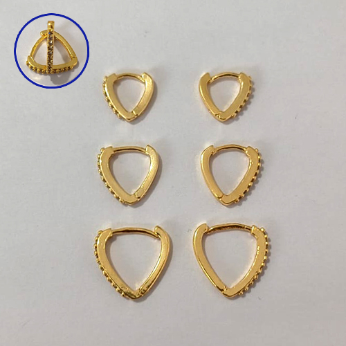 BRINCO FOLHEADO A OURO - BANHADO COM 5 MILÉSIMOS + VERNIZ DIAMOND - BRINCO DE TRIO CORAÇÃO CRAVEJADO EM MICROS ZIRCÔNIAS - TAMANHOS: 12/15/17MM - OURO1252