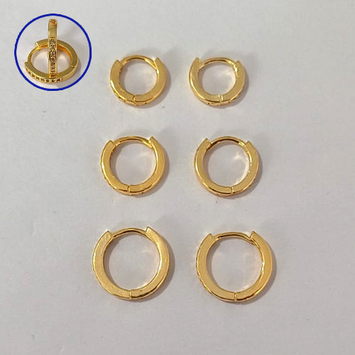 BRINCO FOLHEADO A OURO - BANHADO COM 5 MILÉSIMOS + VERNIZ DIAMOND - BRINCO DE TRIO ARGOLA CRAVEJADO EM MICROS ZIRCÔNIAS - TAMANHOS: 12/13/15MM - OURO1253