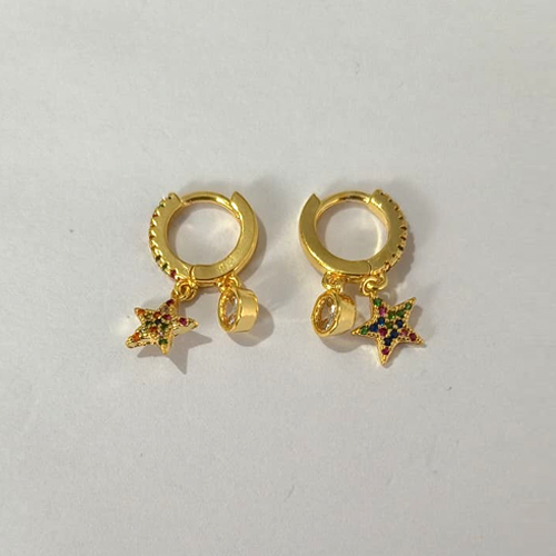 BRINCO FOLHEADO A OURO - BANHADO COM 5 MILÉSIMOS + VERNIZ DIAMOND - BRINCO DE ARGOLA CRAVEJADO EM MICROS ZIRCÔNIAS COLORIDAS , ESTRELA CRAVEJADA E PEDRA EM ZIRCÔNIA CRISTAL - TAMANHO: 20MM - OURO1255