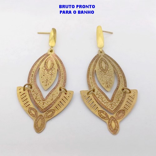 BRINCO NO BRUTO PRONTO PARA O BANHO(CX161)- BRINCO COM BASE DE PINO 100% LATÃO E COM PINGENTE EM FOTOCORROSÃO PEDIRICALHO 4.5X2,5CM/ - PESO TOTAL 4,16GR - BRU24769