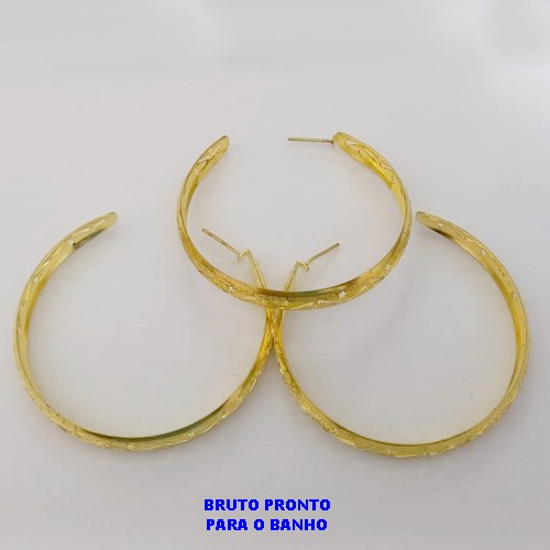 BRINCO NO BRUTO PRONTO PARA O BANHO(CX162)- BRINCO DE ARGOLA DE PINO 100% LATÃO TODA TRABALHADA DE 5CM / - PESO TOTAL 6.7GR - BRU24770