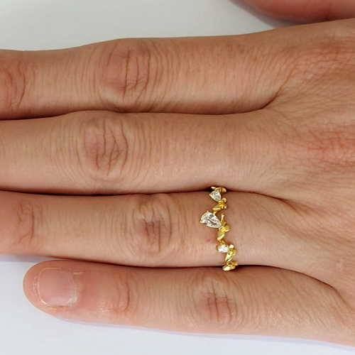 ANEL NO BRUTO PRONTO PARA O BANHO - ANEL CRAVEJADO COM ZIRCÔNIAS - PESO MÉDIO 1,2R - COMPOSIÇÃO: LATÃO / ZIRCÔNIA - ANEL000518