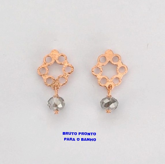 BRINCO NO BRUTO PRONTO PARA O BANHO(CX163)- BRINCO DE PINO DE 2CM COM PINGENTE DE CRISTAL SEXTAVADO DE 6MMDE / - PESO TOTAL 3.7GR - BRU2481