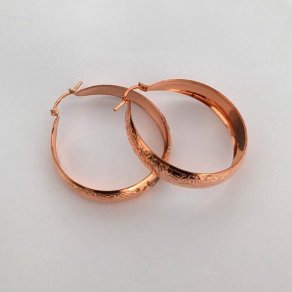 BRINCO NO BRUTO PRONTO PARA O BANHO(CX163)- BRINCO DE ARGOLA 100% LATÃO DE QUATRO(4) CENTIMETRO TODO TRABALHADO /LARGURA 1CM / - PESO TOTAL 9.5GR - BRU24817