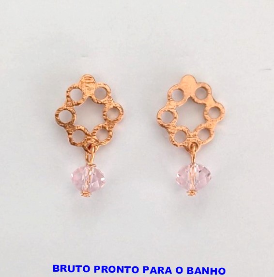 BRINCO NO BRUTO PRONTO PARA O BANHO(CX163)- BRINCO DE PINO DE 2CM COM PINGENTE DE CRISTAL SEXTAVADO DE 6MMDE / - PESO TOTAL 3.7GR - BRU24819
