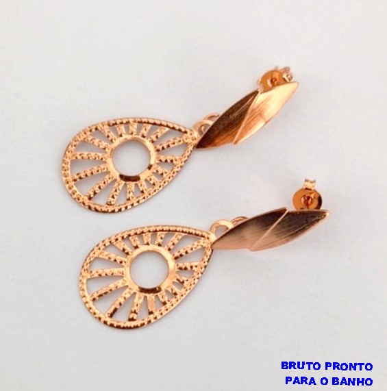 BRINCO NO BRUTO PRONTO PARA O BANHO(CX163)- BRINCO DE PINO GOTA TODA TRABALHADA 2,5CM / - PESO TOTAL 2.3GR - BRU24821
