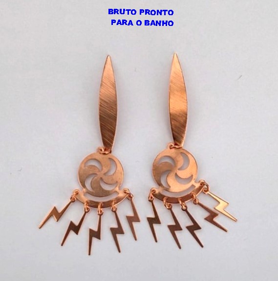 BRINCO NO BRUTO PRONTO PARA O BANHO(CX164)- BRINCO DE PINO COM BASE LONGA DE 3CM E PINGENTE DE 2CM TODO TRABALHADO/ - PESO TOTAL 4.3GR - BRU24826