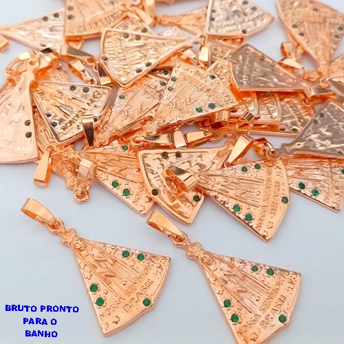 PINGENTE NO BRUTO PRONTO PARA O BANHO(CX164)(CRIS)- PINGENTE DE NOSSA SENHORA APARECIDA(COM MANTO EM ZIRCONIA VERDE) "BRASIL" ( TAMANHO 3X2CM)(PESO 2.6GR ) BRU24852