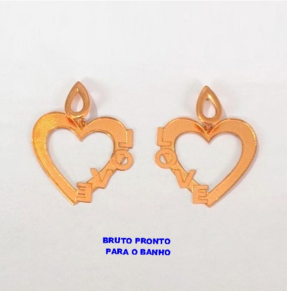 BRINCO NO BRUTO PRONTO PARA O BANHO(CX164)- BRINCO 100% LATÃO CORAÇÃO ESCRITO LOVE DE 2,5CM(PESO 3.4GR ) BRU24863