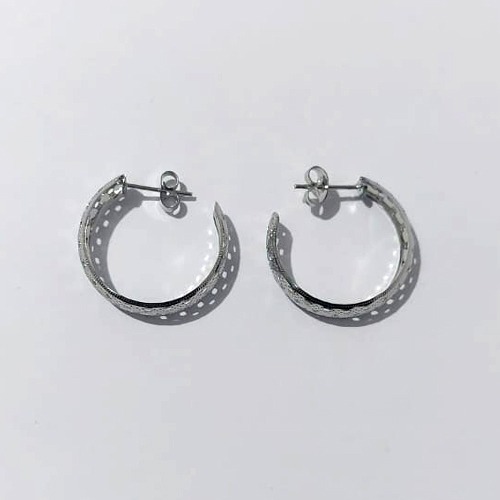 BRINCO EM AÇO INOXIDÁVEL - (CX.145) BRINCO ARGOLA DETALHES VAZADOS 6X24MM (ARGI0412) - COMPOSIÇÃO: AÇO INOXIDÁVEL - AÇO2233