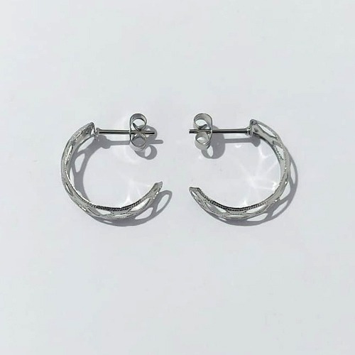 BRINCO EM AÇO INOXIDÁVEL - (CX.145) BRINCO ARGOLA DETALHES VAZADOS 6X18MM (ARGI0406) - COMPOSIÇÃO: AÇO INOXIDÁVEL - AÇO2248