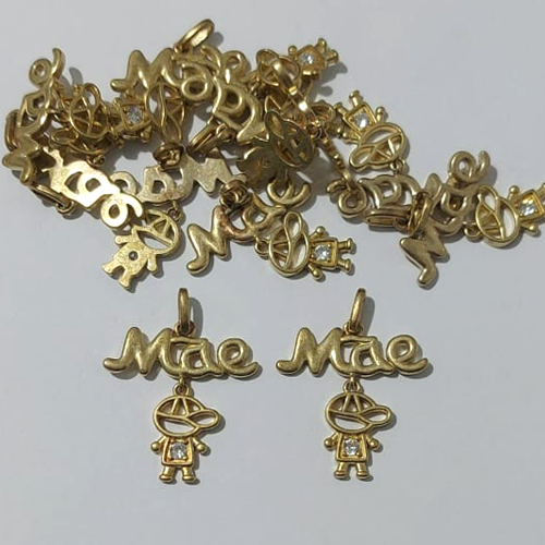 PINGENTE NO BRUTO PRONTO PARA O BANHO - PINGENTE PALAVRA MÃE COM MENINO COM PEDRA EM ZIRCÔNIA 25MM - PESO TOTAL 1,6GR - BRU30041