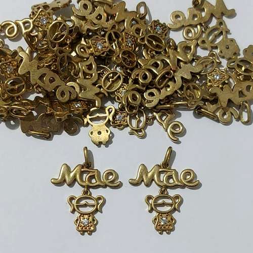 PINGENTE NO BRUTO PRONTO PARA O BANHO - (PX002431W) PINGENTE PALAVRA MÃE COM MENINA COM PEDRA EM ZIRCÔNIA 25MM - PESO TOTAL 1,6GR - BRU30042