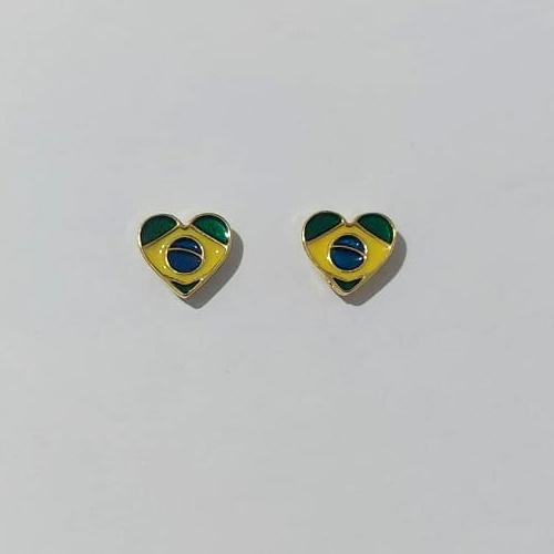 BRINCO FOLHEADO A OURO - BANHADO COM 5 MILÉSIMOS + VERNIZ DIAMOND - BRINCO DE PINO FORMATO CORAÇÃO BANDEIRA BRASIL 9MM OURO1266