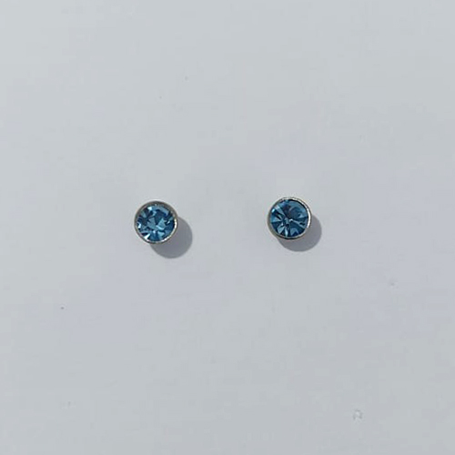 BRINCO EM AÇO INOXIDÁVEL - BRINCO AÇO INOX CRAVAÇÃO INGLESA AZUL 5MM (BRI0708/5) - COMPOSIÇÃO: AÇO INOXIDÁVEL - AÇO3003