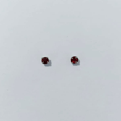 BRINCO EM AÇO INOXIDÁVEL - BRINCO AÇO INOX STRASS VERMELHO 3MM (BRI0154/3) - COMPOSIÇÃO: AÇO INOXIDÁVEL - AÇO3016