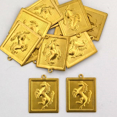 ACESSÓRIO NO BRUTO PRONTO PARA O BANHO - (3.2849AI) MEDALHA RETANGULAR COM CAVALO 27MM - PESO TOTAL 2,4GR - COMPOSIÇÃO: 100% LATÃO - BRU0003810