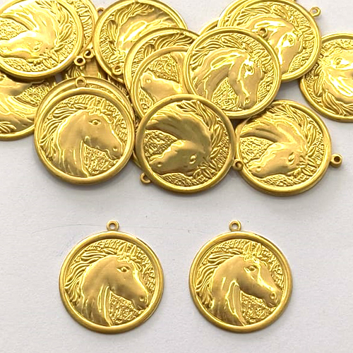 ACESSÓRIO NO BRUTO PRONTO PARA O BANHO - (3.2692A1) MEDALHA REDONDA COM CAVALO 28MM - PESO TOTAL 2,3GR - COMPOSIÇÃO: 100% LATÃO - BRU0003812